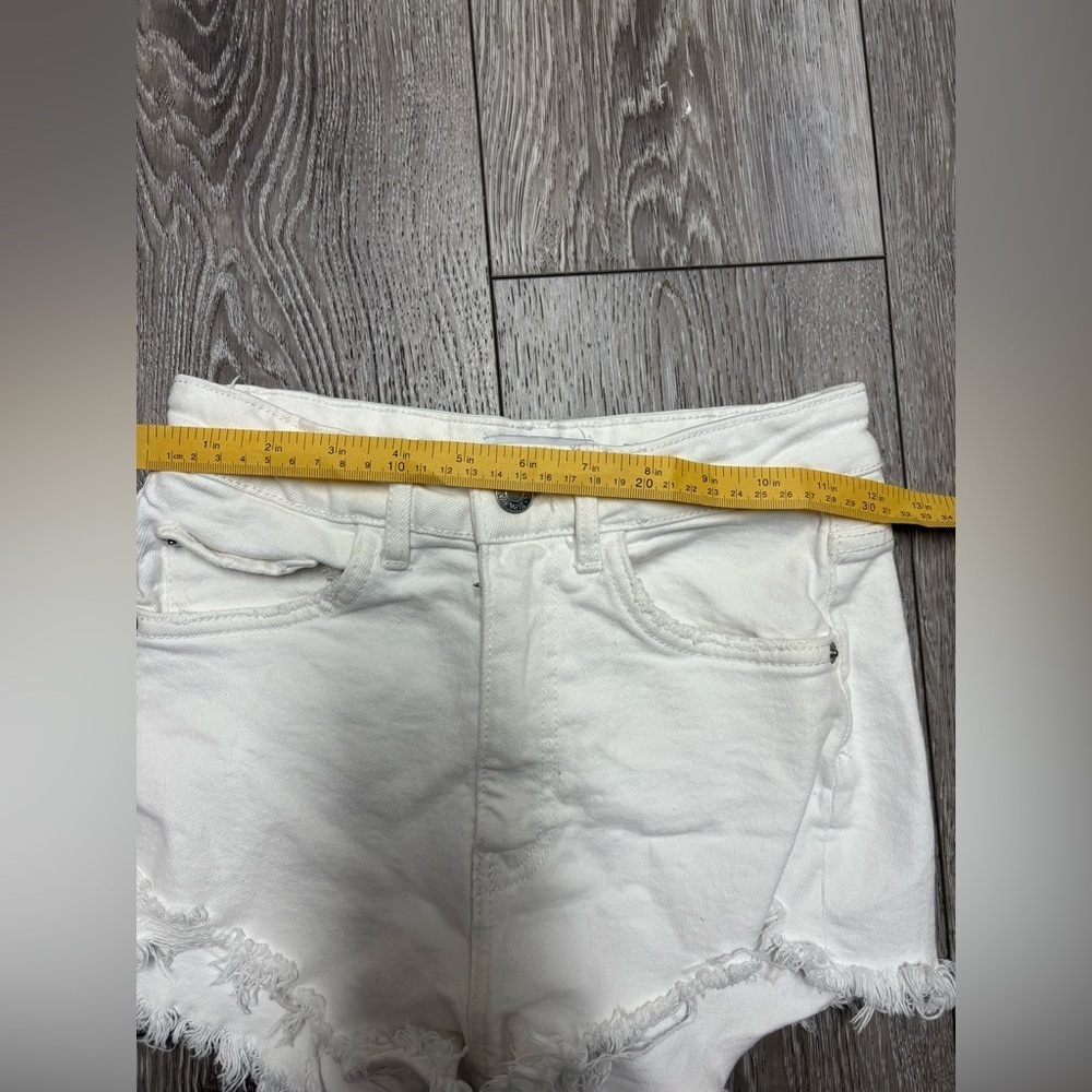 Zara Women's White Frayed Denim Shorts - Picture 9 of 9